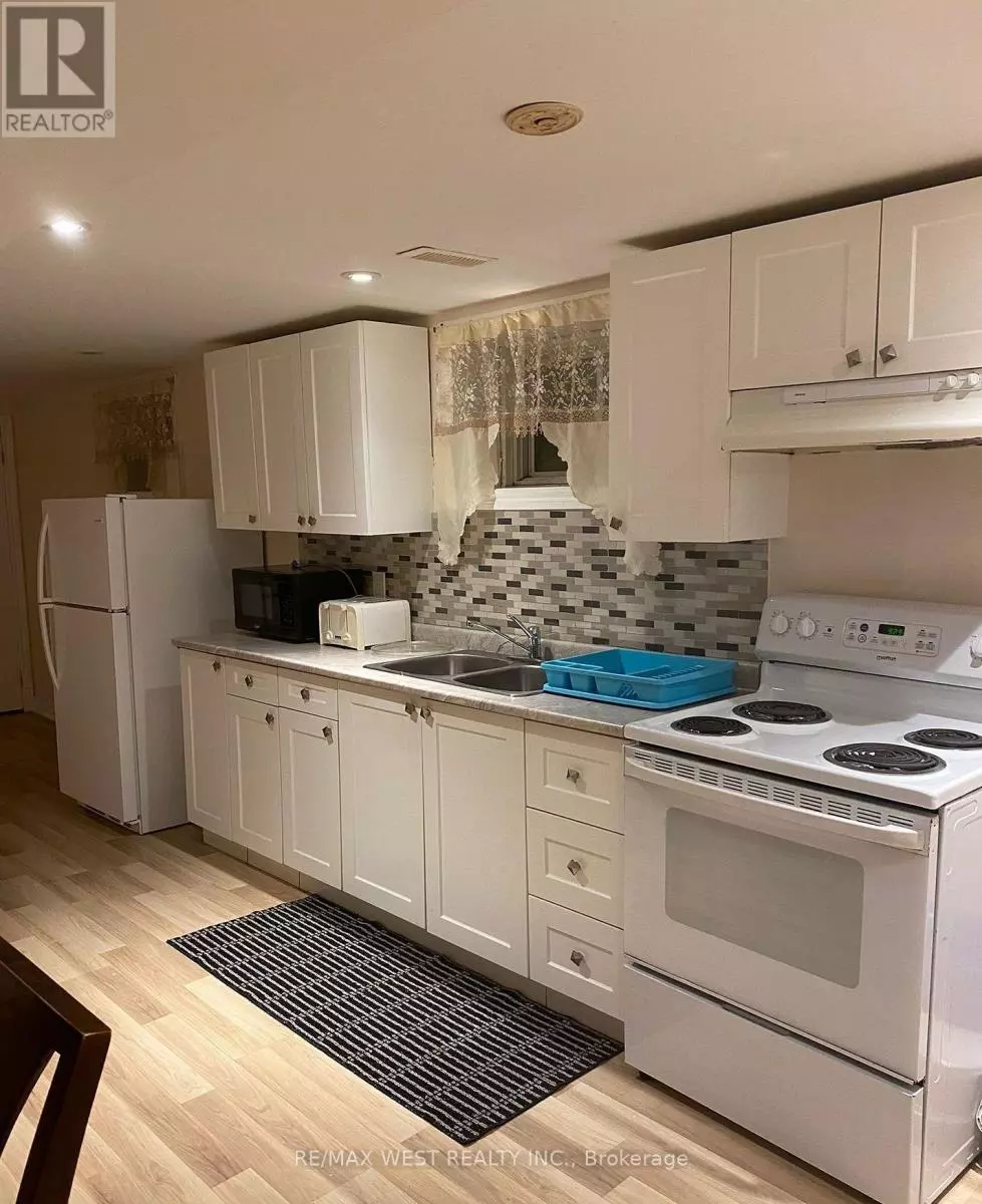 Toronto (weston), ON M9N2C1,18 King George RD #Basement