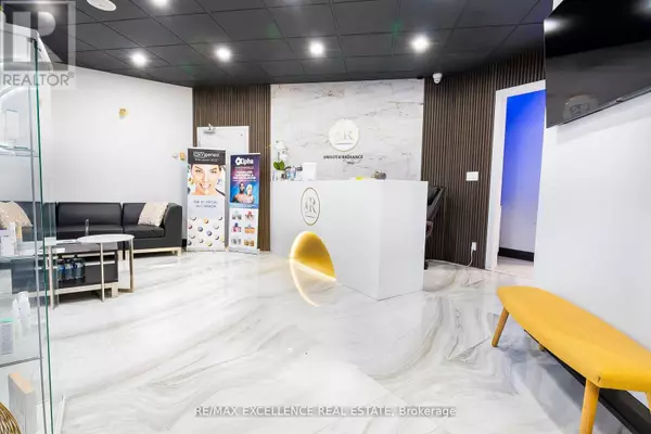 Oakville (oo Old Oakville), ON L6J1P5,151 Randall ST #102