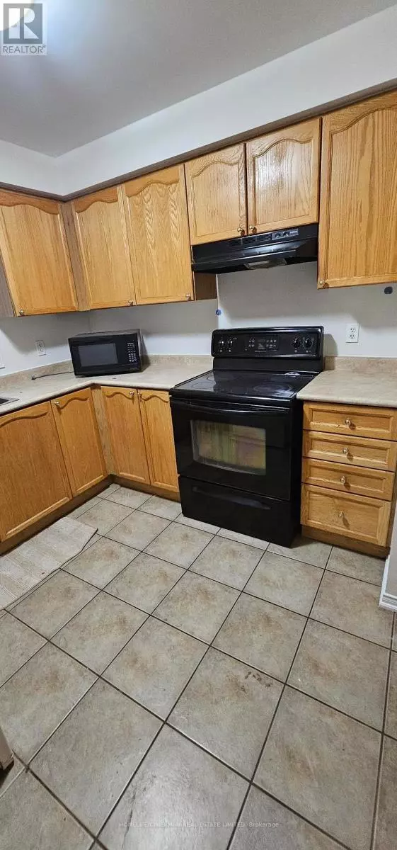 Toronto (york University Heights), ON M3J3T7,365 Murray Ross Pkwy #16