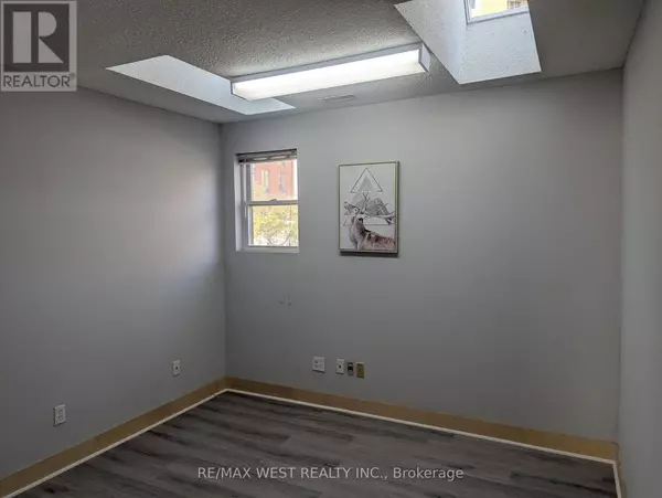 Oakville (co Central), ON L6K1C5,96 FORSYTHE STREET