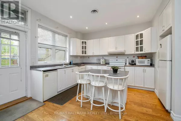 Toronto (runnymede-bloor West Village), ON M6S2T2,3631 DUNDAS STREET W