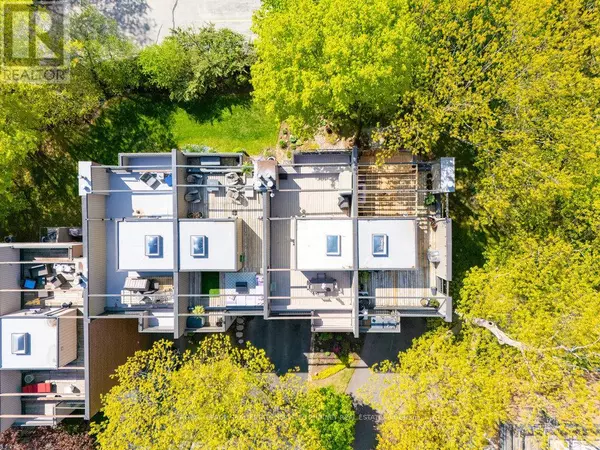 Oakville (cp College Park), ON L6H2W7,1250 Marlborough CT #27