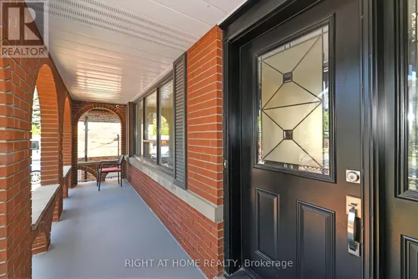 Toronto (stonegate-queensway), ON M8Z4R3,1033 ISLINGTON AVENUE