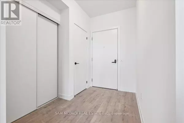 Mississauga (port Credit), ON L5H0A9,220 MISSINNIHE WAY #1001