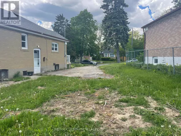 Toronto (brookhaven-amesbury), ON M6M4E9,11 FLAMINGO CRESCENT