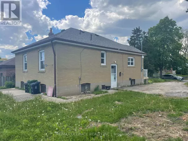 Toronto (brookhaven-amesbury), ON M6M4E9,11 FLAMINGO CRESCENT