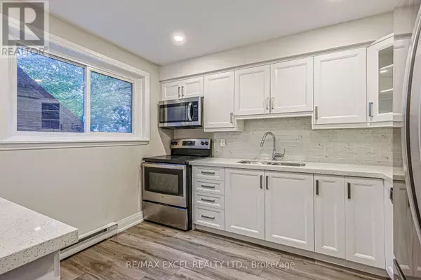 Toronto (elms-old Rexdale), ON M9W5W1,81 Irwin RD #18