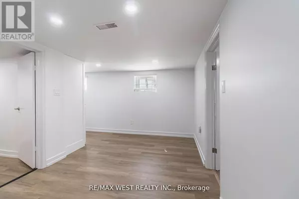 Toronto (yorkdale-glen Park), ON M9A2P7,7 HIGHLAND HILL