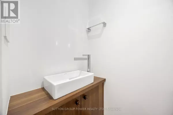 Toronto (dovercourt-wallace Emerson-junction), ON M6P3V1,105 Campbell AVE South #2