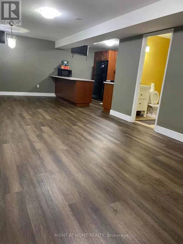 Oakville (ro River Oaks), ON L6H7A6,2031 OXFORD AVENUE W