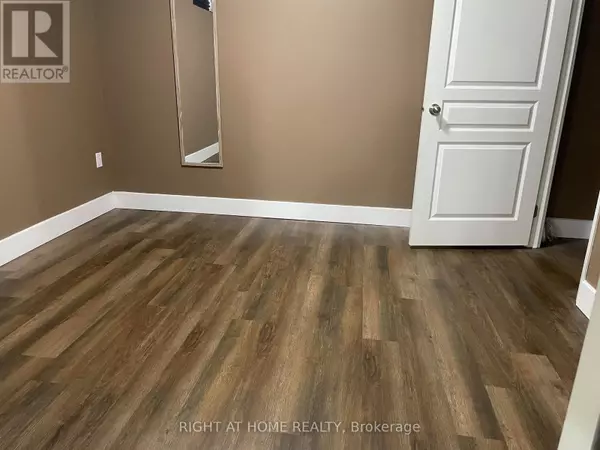 Oakville (ro River Oaks), ON L6H7A6,2031 OXFORD AVENUE W