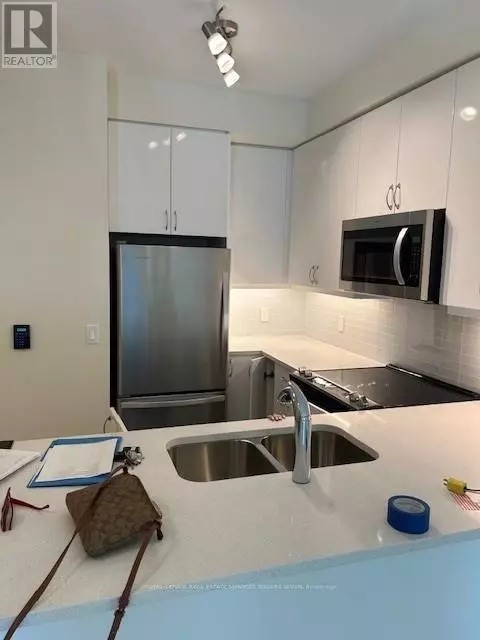 Toronto (mimico), ON M8V0G9,38 Annie Craig DR #303