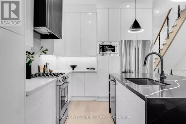 Toronto (alderwood), ON M8W3X1,12A FOCH AVENUE