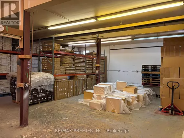 Toronto (briar Hill-belgravia), ON M6B1B6,915 ROSELAWN AVENUE