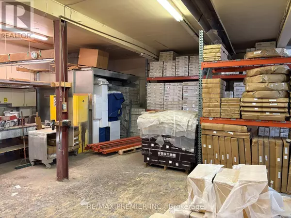 Toronto (briar Hill-belgravia), ON M6B1B6,915 ROSELAWN AVENUE