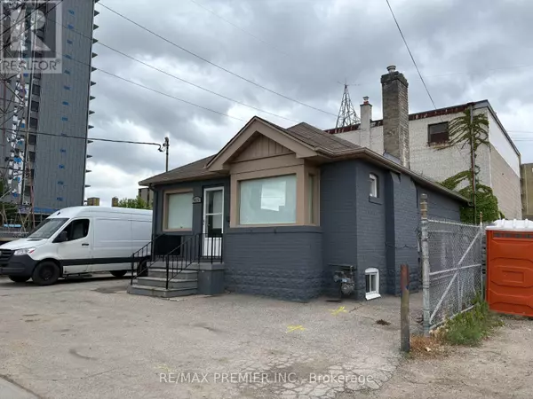 Toronto (briar Hill-belgravia), ON M6B1B6,915 ROSELAWN AVENUE