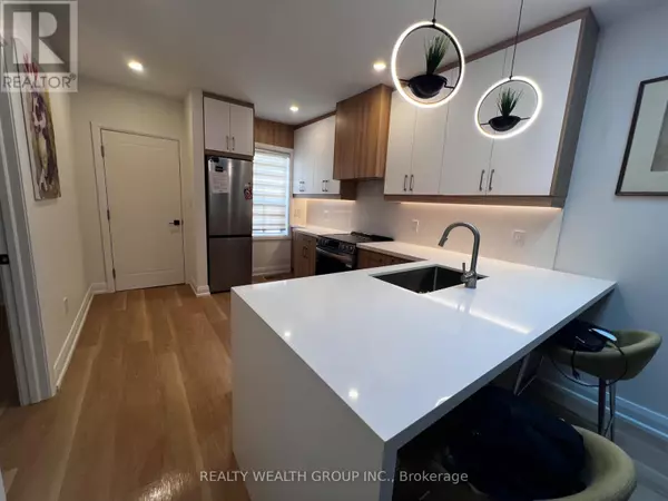 Toronto (corso Italia-davenport), ON M6E4K3,166 HARVIE AVENUE