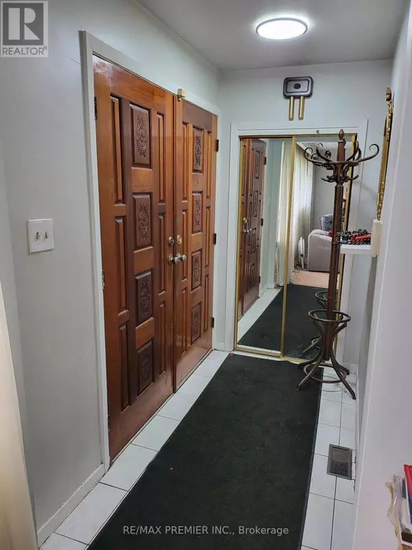 Toronto (west Humber-clairville), ON M9W3B1,53 ROSEFAIR CRESCENT