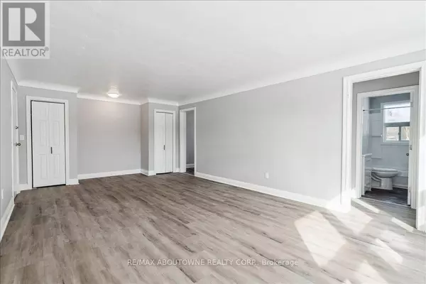 Oakville (cp College Park), ON L6H1A3,145 North Service RD East #1