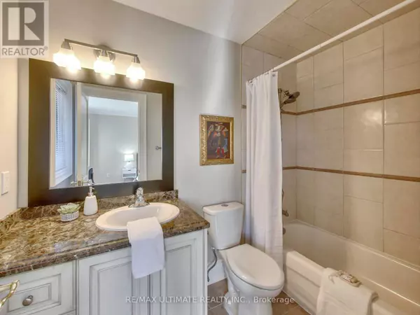 Toronto (brookhaven-amesbury), ON M6M2X3,40 Harrow DR #1