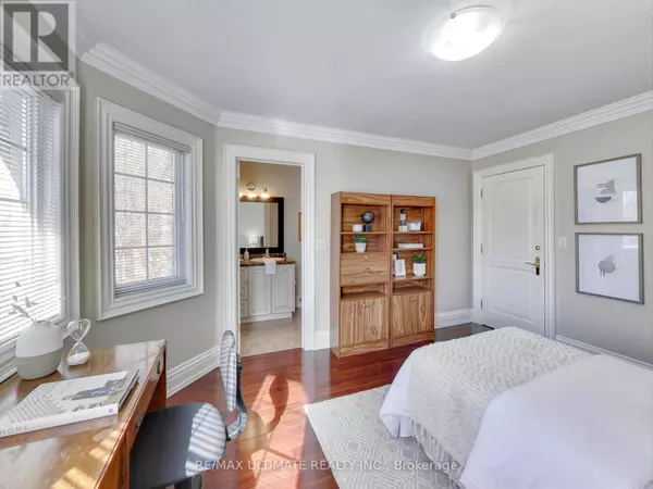 Toronto (brookhaven-amesbury), ON M6M2X3,40 Harrow DR #1