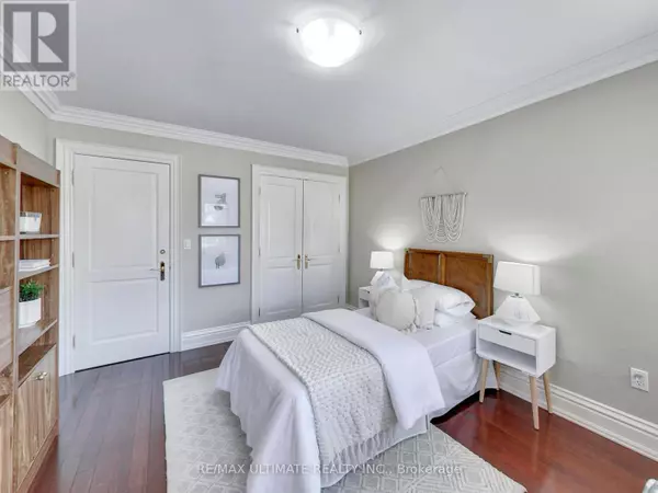 Toronto (brookhaven-amesbury), ON M6M2X3,40 Harrow DR #1