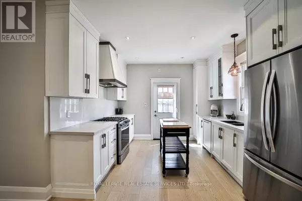 Oakville (co Central), ON L6K3J2,128 CHISHOLM STREET