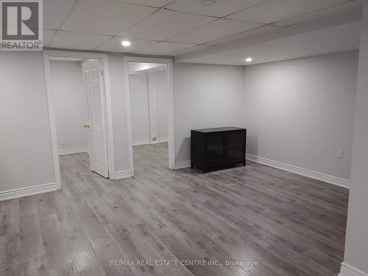 Mississauga (cooksville), ON L5B4J5,674 wildgrass RD #Basemnt