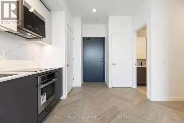 Toronto (stonegate-queensway), ON M8Y1L1,689 The Queensway ST #818