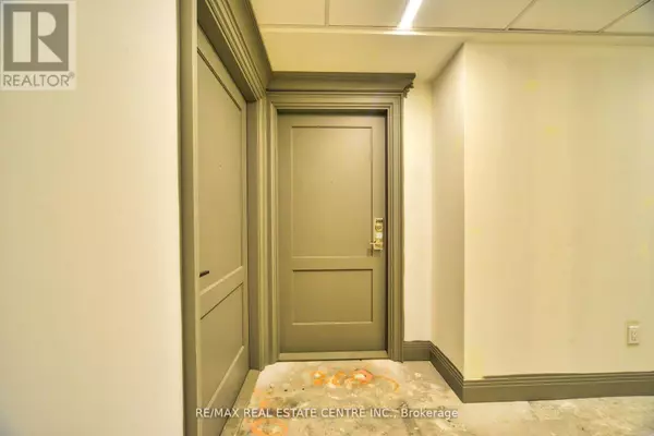 Mississauga (city Centre), ON L5B0N6,30 Elm DR West #208