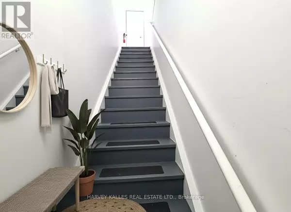 Toronto (long Branch), ON M8W1R2,3823 Lakeshore BLVD West #A