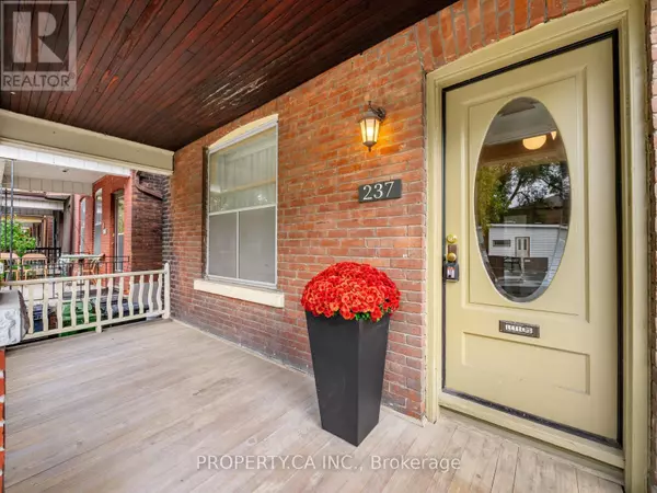Toronto (dovercourt-wallace Emerson-junction), ON M6H2T7,237 DELAWARE AVENUE