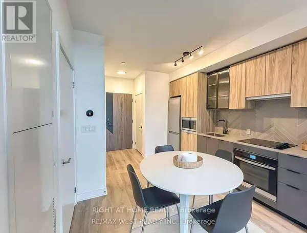 Toronto (islington-city Centre West), ON M8Z0H5,1037 The Queensway #424