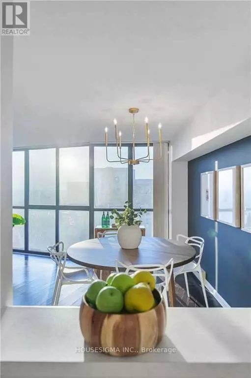 Oakville (cp College Park), ON L6H3K6,1230 Marlborough CT #1105