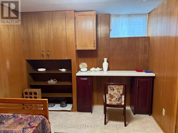 Toronto (humber Heights), ON M9P1B1,72 LA ROSE AVENUE