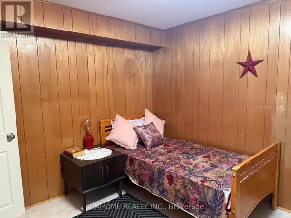 Toronto (humber Heights), ON M9P1B1,72 LA ROSE AVENUE