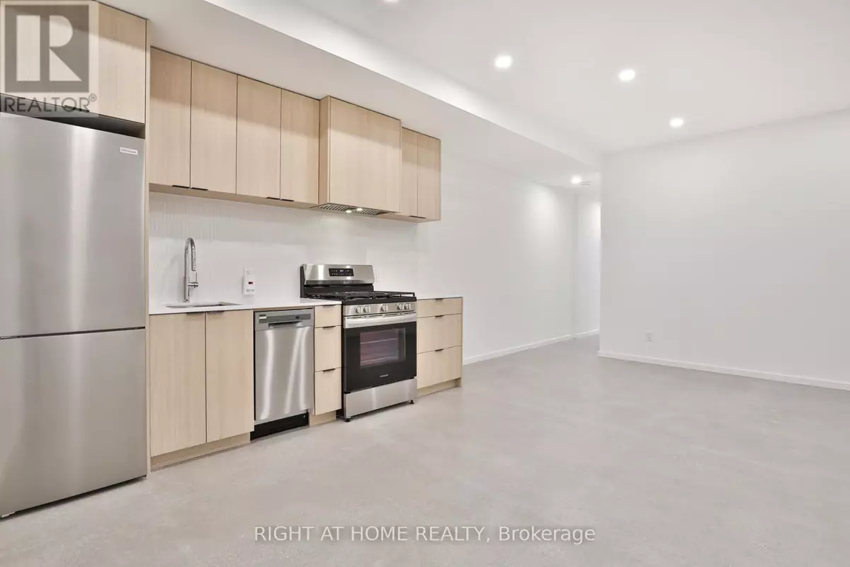 Toronto (dovercourt-wallace Emerson-junction), ON M6H3C1,28 Salem AVE #4
