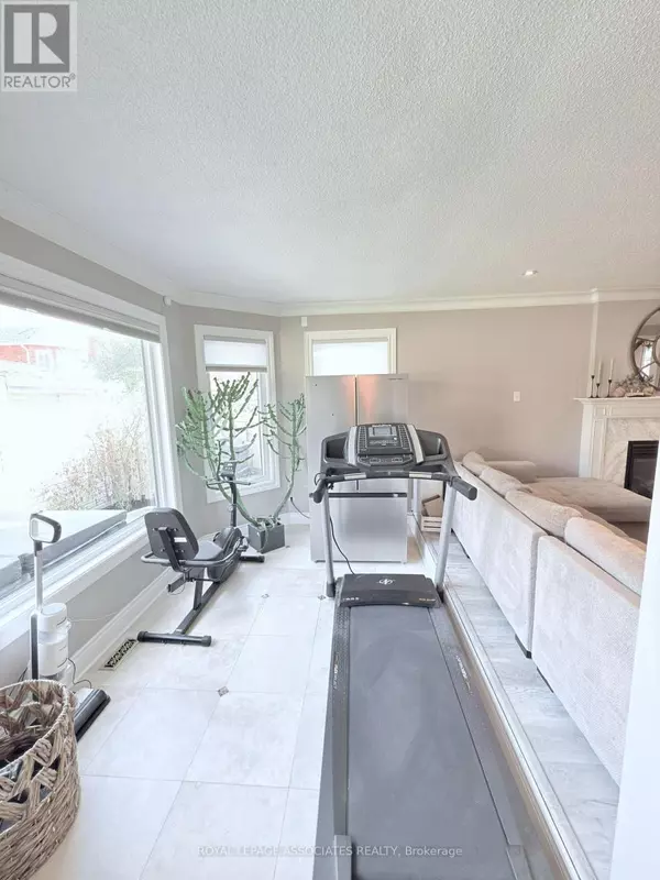 Brampton (westgate), ON L6S5V6,17 Leeward DR #Main