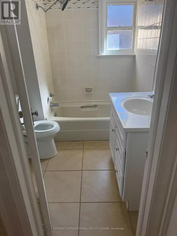 Toronto (stonegate-queensway), ON M8Y2V8,931 ROYAL YORK ROAD