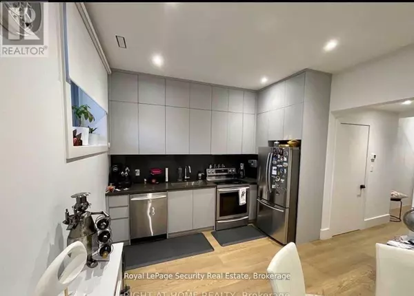 Toronto (briar Hill-belgravia), ON M6E4J9,53 CHAMBERLAIN AVENUE