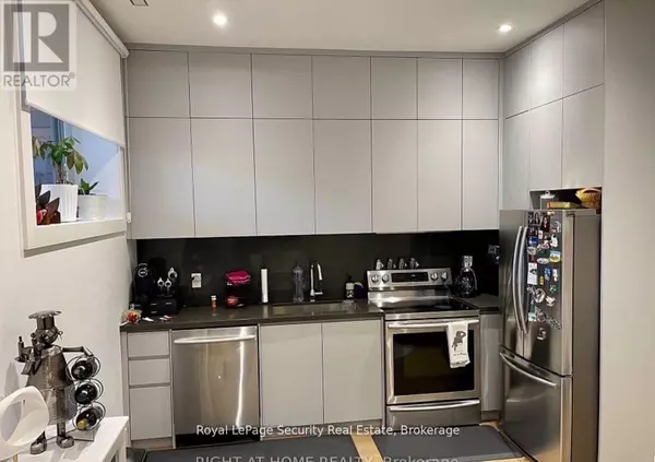 Toronto (briar Hill-belgravia), ON M6E4J9,53 CHAMBERLAIN AVENUE