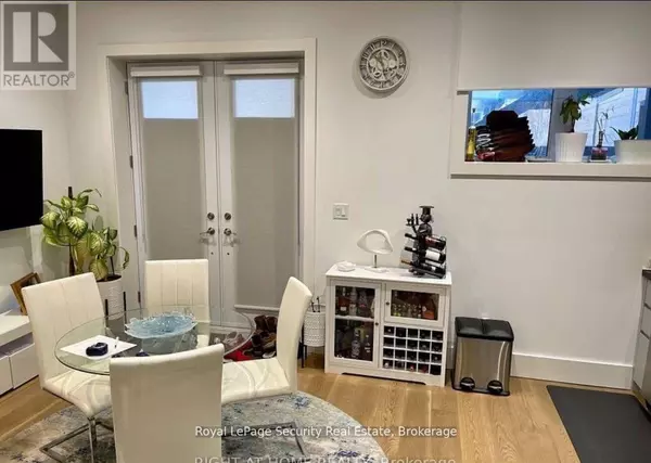 Toronto (briar Hill-belgravia), ON M6E4J9,53 CHAMBERLAIN AVENUE