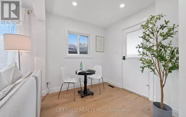 Toronto (west Humber-clairville), ON M9V4J4,36 SHALOM CRESCENT