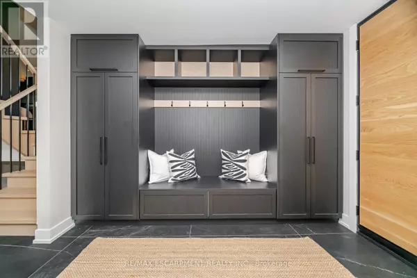 Milton (dp Dorset Park), ON L9T3M5,772 BANTING COURT