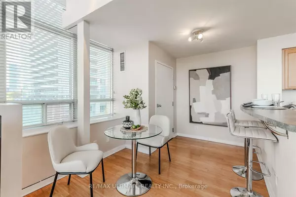 Toronto (mimico), ON M8Y4G6,300 Manitoba ST #301