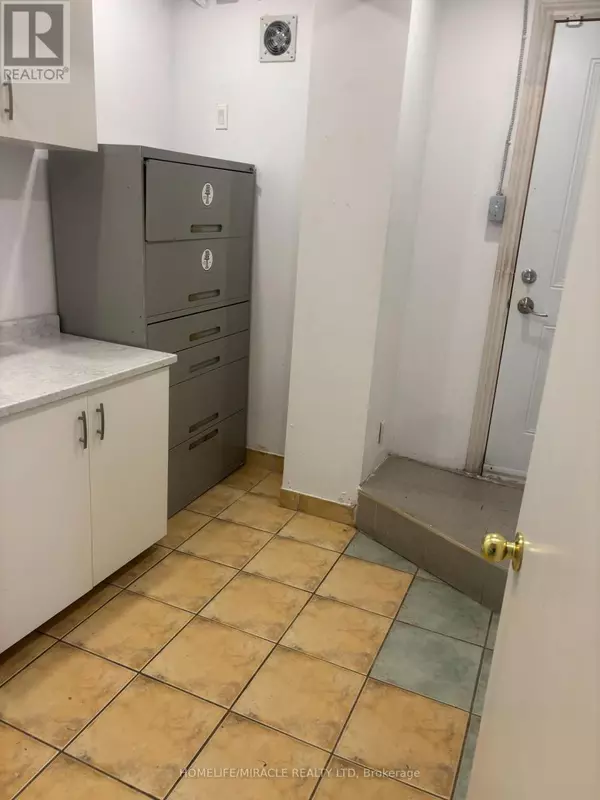 Toronto (keelesdale-eglinton West), ON M6N1S8,2409 EGLINTON AVENUE W