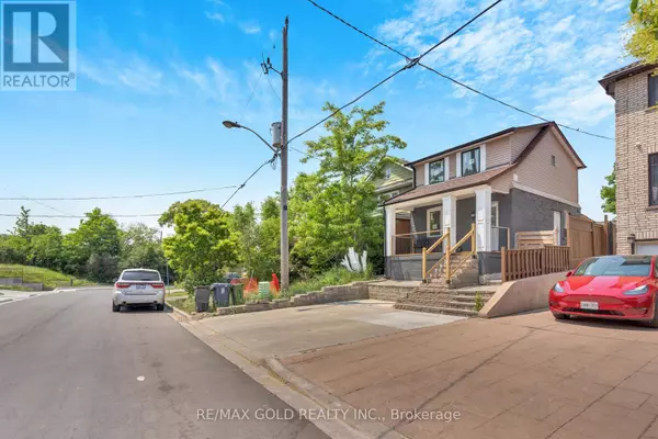 Toronto (humberlea-pelmo Park), ON M9N1S2,8 FAIRGLEN CRESCENT