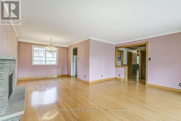 Toronto (humber Heights), ON M9P1J3,30 RENAULT CRESCENT