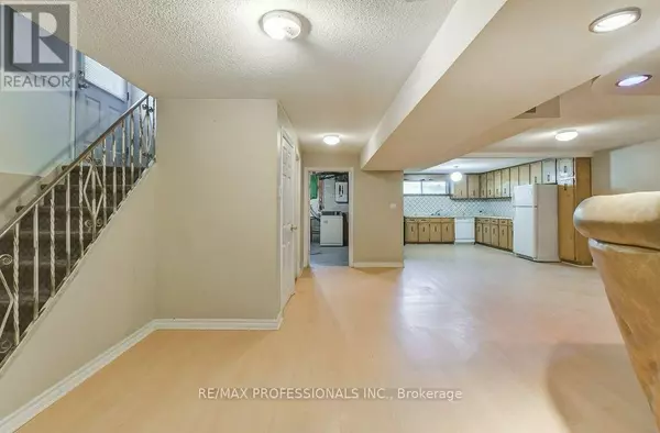 Toronto (humber Heights), ON M9P1J3,30 RENAULT CRESCENT