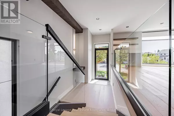 Mississauga (lakeview), ON L5E1P4,953 HALLIDAY AVENUE